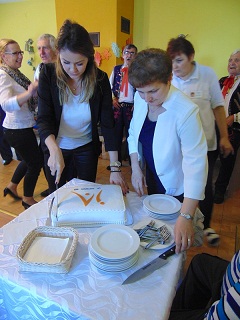 Riaditeľka občianskeho združenia Monika a zástupkyňa IA MPSVR SR krájajú tortu
