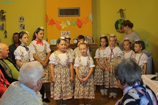 Seniorom prišli zaspievať aj deti s miestnej školy