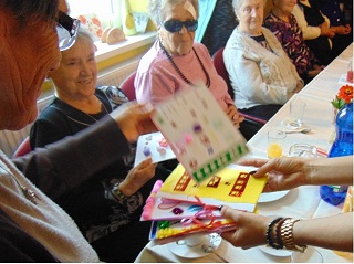 Seniori dostávajú pozdravy ktoré vyrobili deti z Materskej školy v Jánovciach